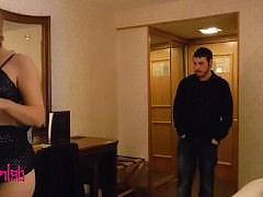 Молодая раскрепощенная очаровашка жесткому сексу еблю туристу в номере гостиницы