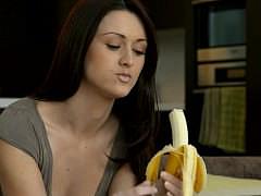 Пизда молодой девицы пробует вибратор пока ее рот лакомится бананом
