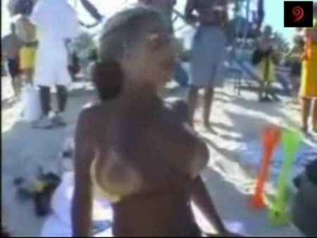 Порно ролик Классные груди на пляже
