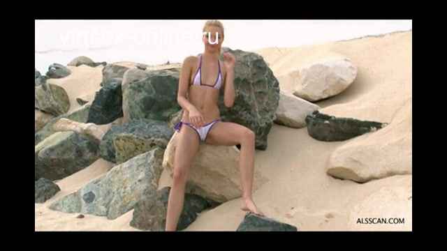 Порно ролик молоденькая (18 лет) она писает на пляже