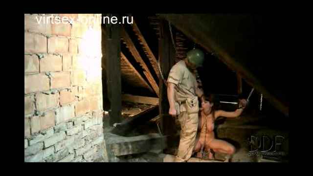Порно ролик Буржуйский солдат насилует девчонку