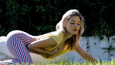 Молодая русская блондинка выпячивает лобок на свежем воздухе